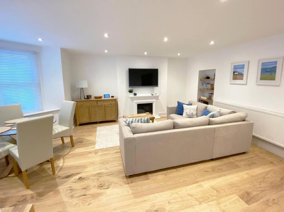 Apartment Llandudno, Private Parking Near To Beach, Pier & Shops *