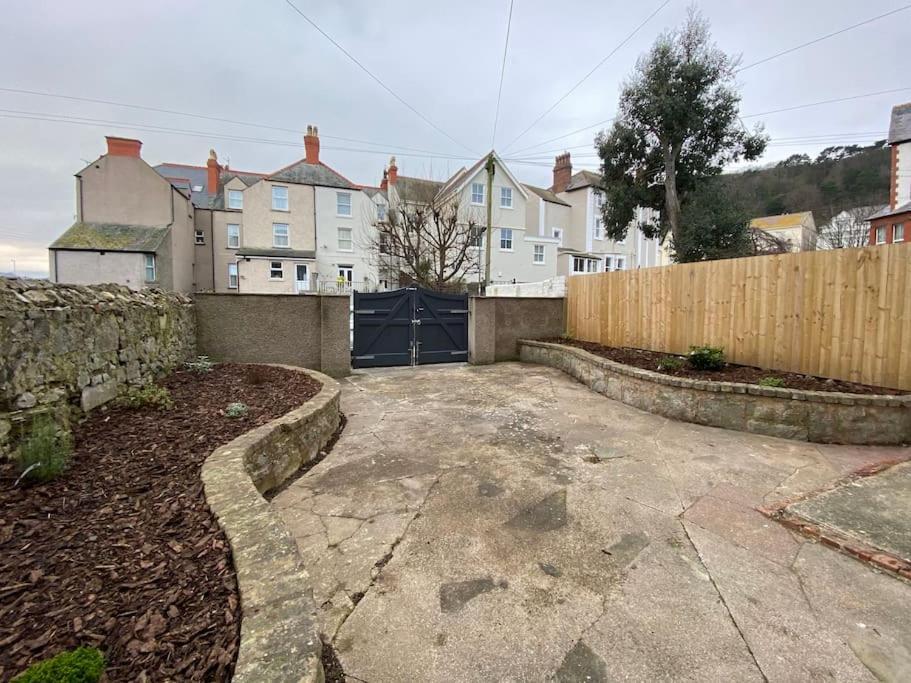 Llandudno, Private Parking Near To Beach, Pier & Shops Llandudno