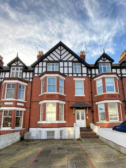 Llandudno, Private Parking Near To Beach, Pier & Shops Llandudno