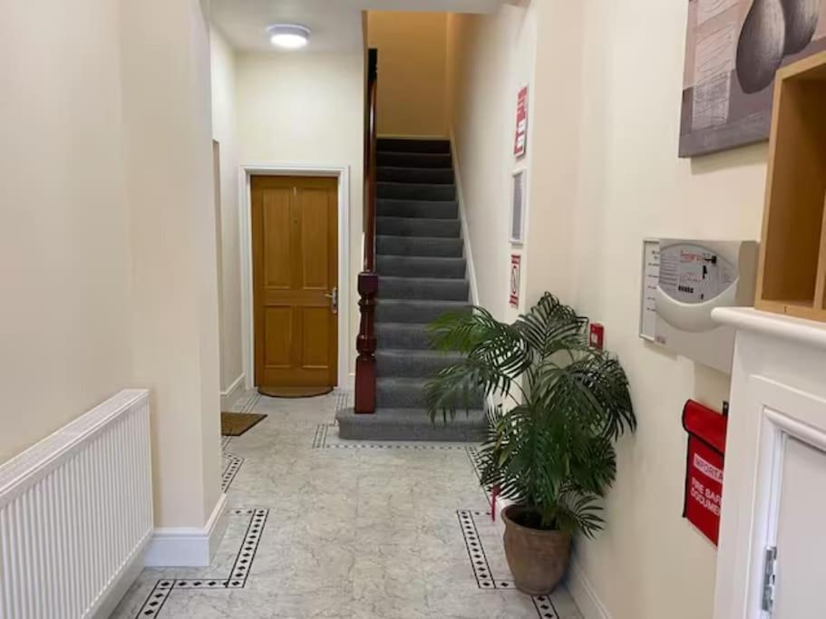 Apartment Private Parking, Llandudno, King Bed With Ensuite At Clement