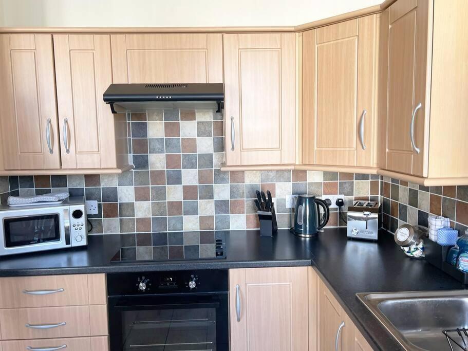 Private Parking, Llandudno, King Bed With Ensuite At Clement Apartment Llandudno