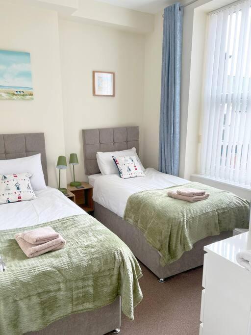 Private Parking, Llandudno, King Bed With Ensuite At Clement Apartment *