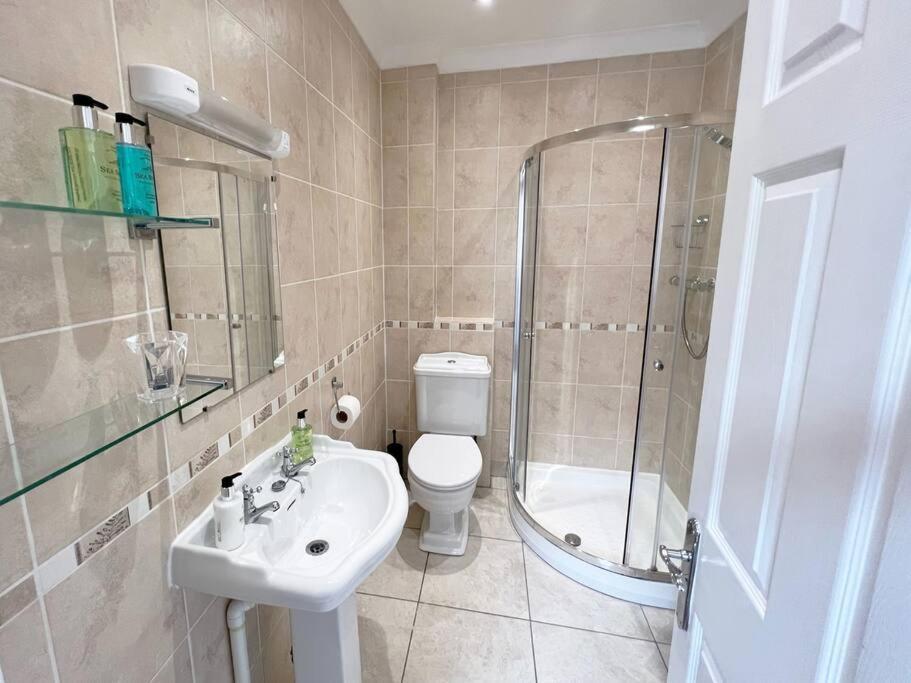 Private Parking, Llandudno, King Bed With Ensuite At Clement