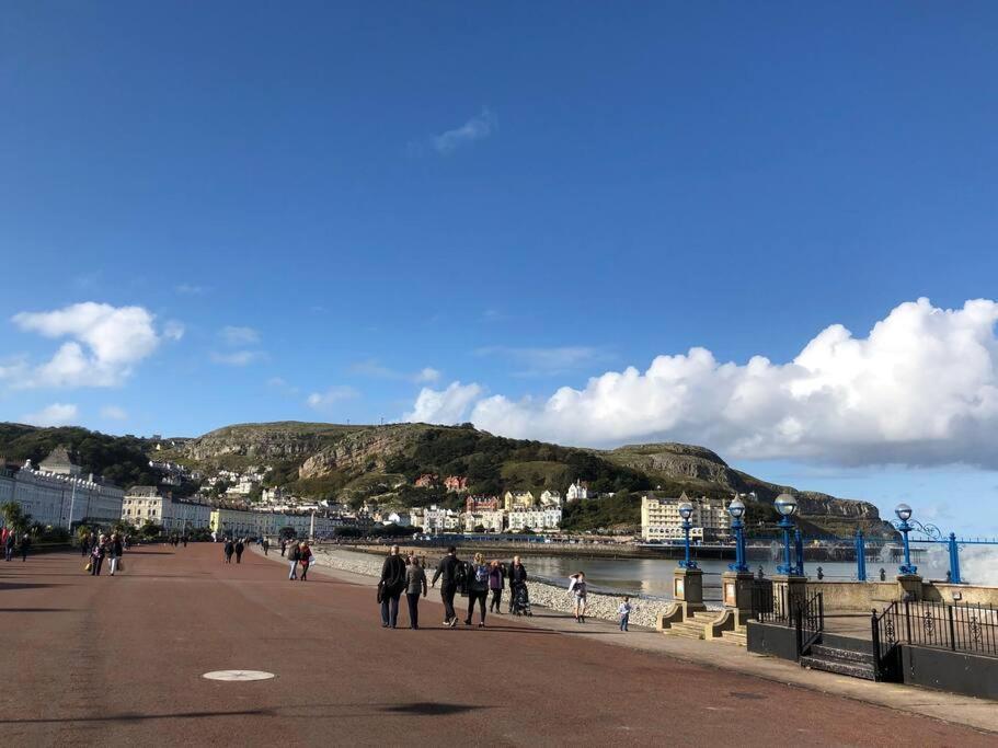 Apartment Private Parking, Llandudno, King Bed With Ensuite At Clement Llandudno