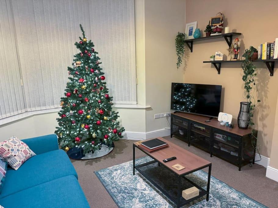 Private Parking, Llandudno, King Bed With Ensuite At Clement