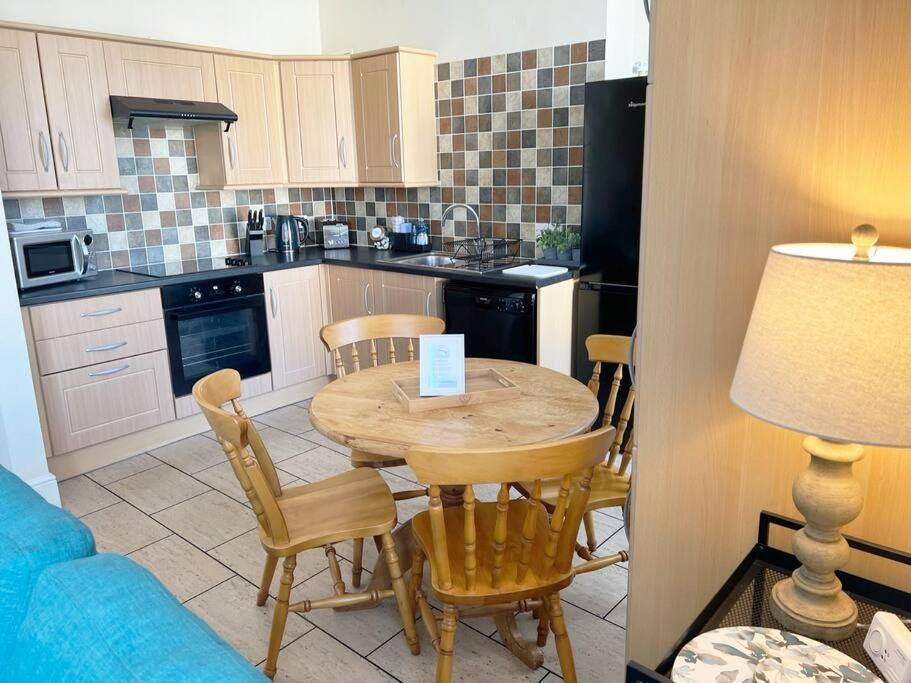 Private Parking, Llandudno, King Bed With Ensuite At Clement Apartment *