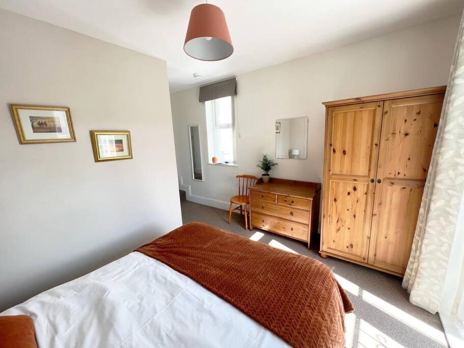 Private Parking, Llandudno, King Bed With Ensuite At Clement Apartment Llandudno