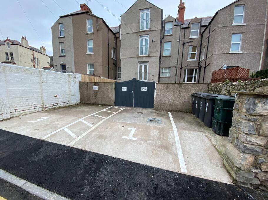 Private Parking, Llandudno, King Bed With Ensuite At Clement *