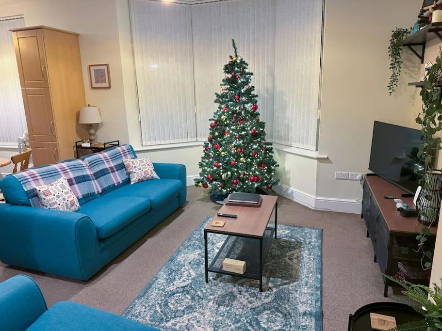 Private Parking, Llandudno, King Bed With Ensuite At Clement Apartment *