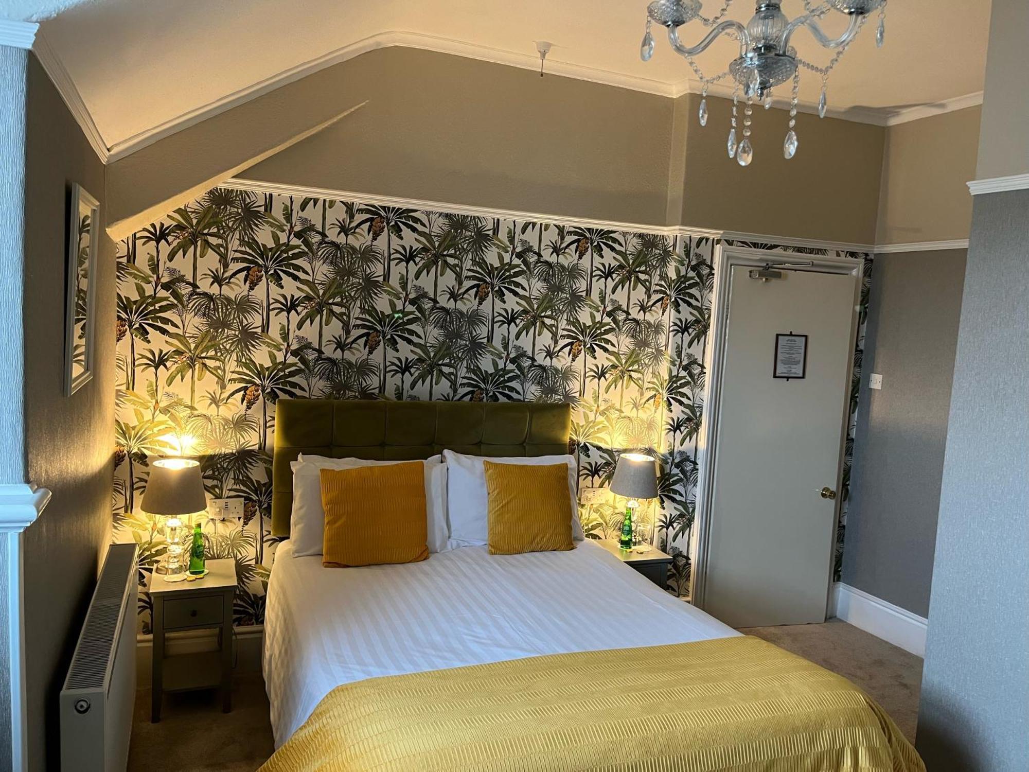 Bryn Derwen With Private Car Park 5* Llandudno