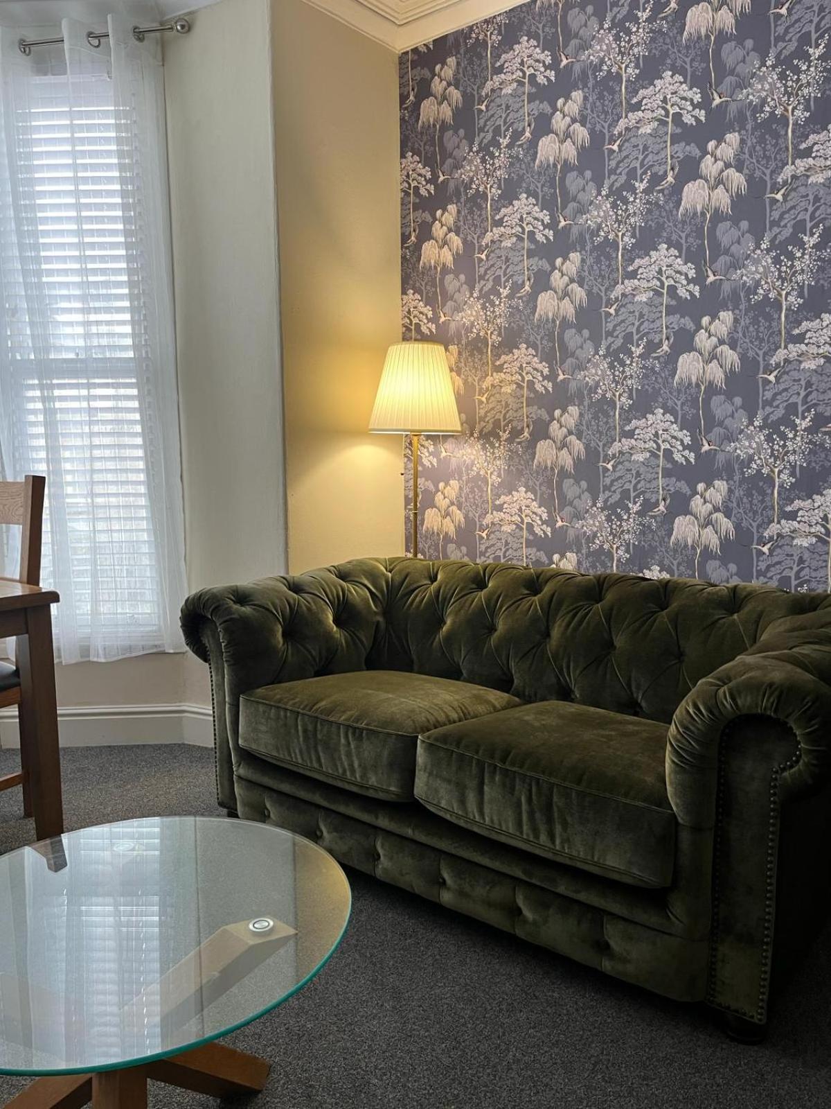 Beautifully Presented Victorian Within Walking Distance To Apartment