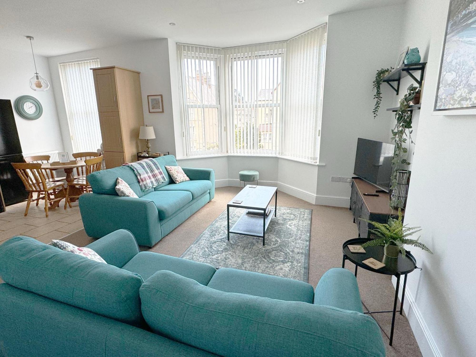 Private Parking, Llandudno, King Bed With Ensuite At Clement Llandudno