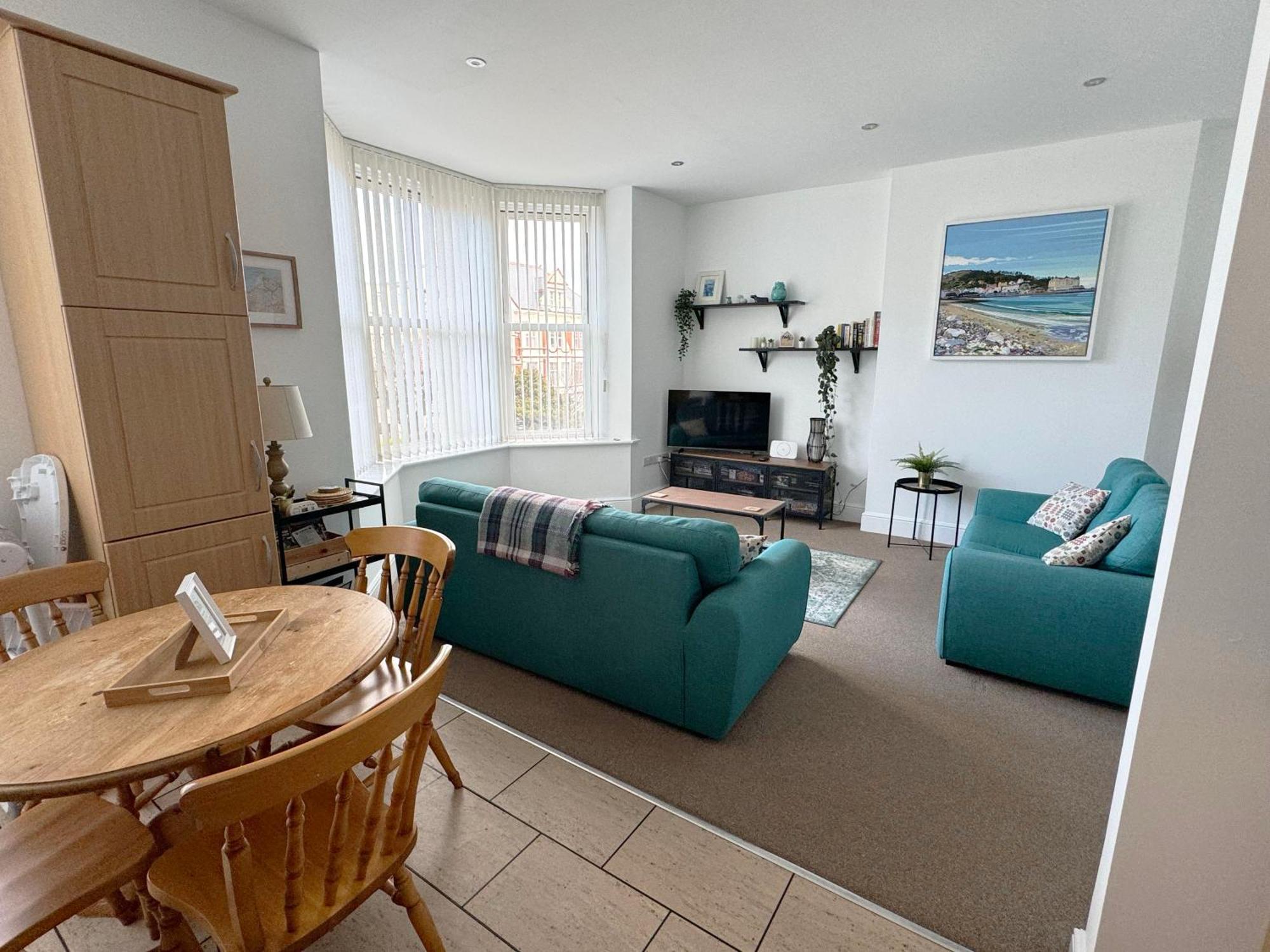 Private Parking, Llandudno, King Bed With Ensuite At Clement Apartment