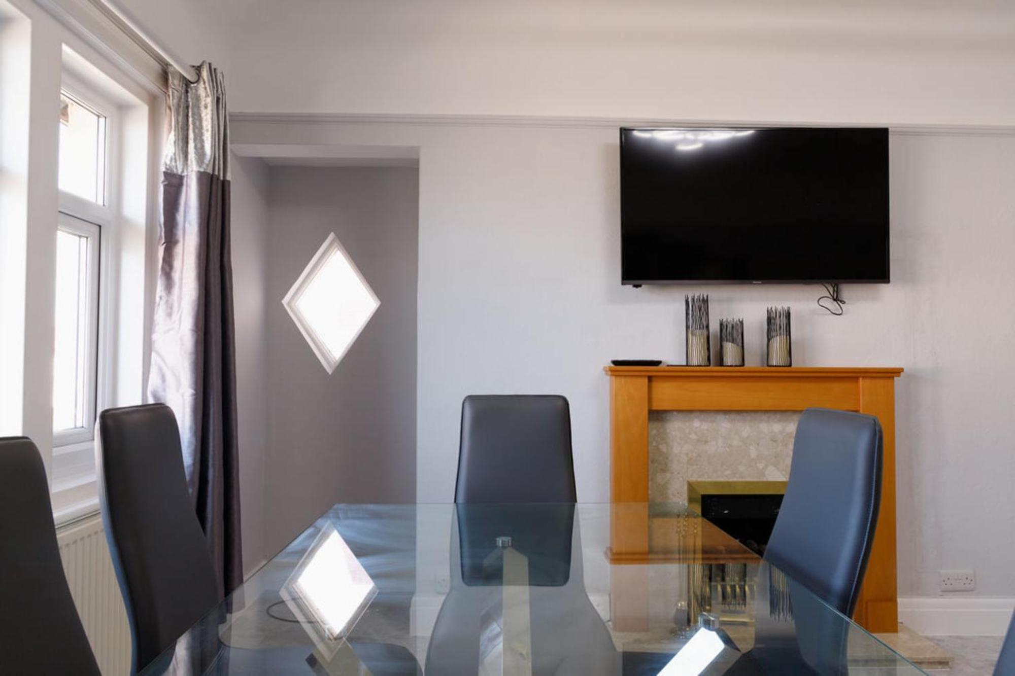 Lovely,cosy Beachside 2- Perfect Location Apartment *