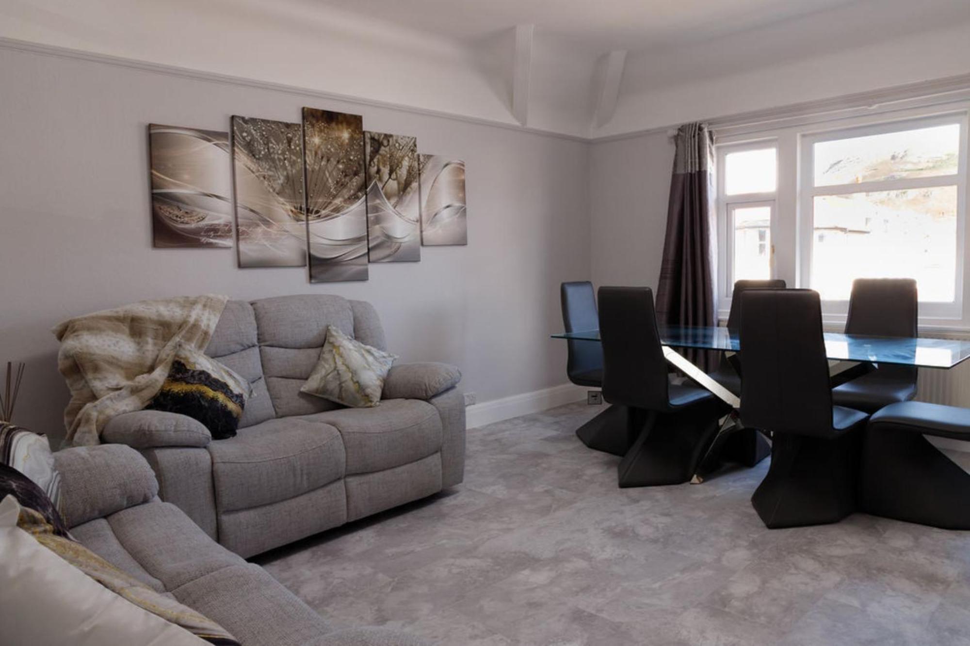 Lovely,cosy Beachside 2- Perfect Location Apartment *
