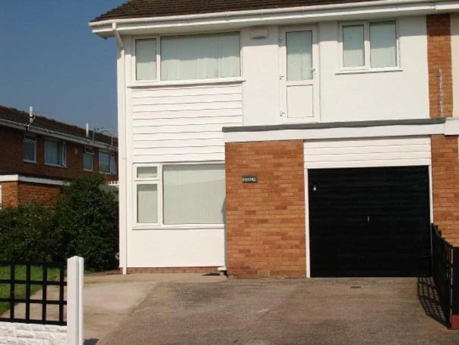 Spacious 3 Bed House In Penrhyn Bay *