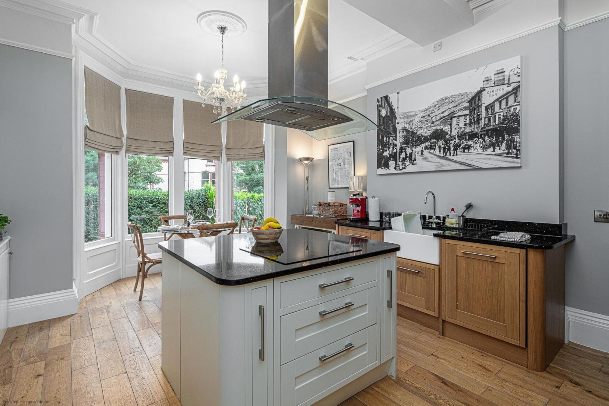 No22, - Stylish & Cosy Period Apartment, With Hot Tub & Private Parking