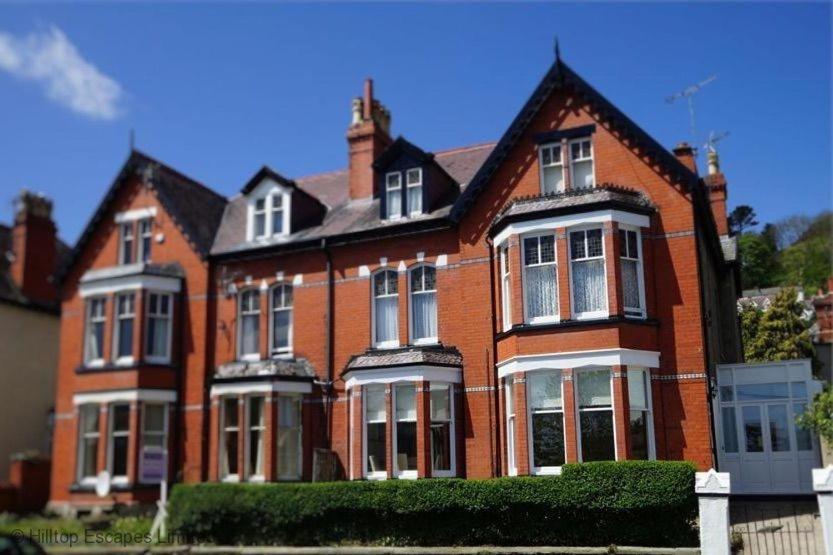 No22, - Stylish & Cosy Period Apartment, With Hot Tub & Private Parking Holiday home *