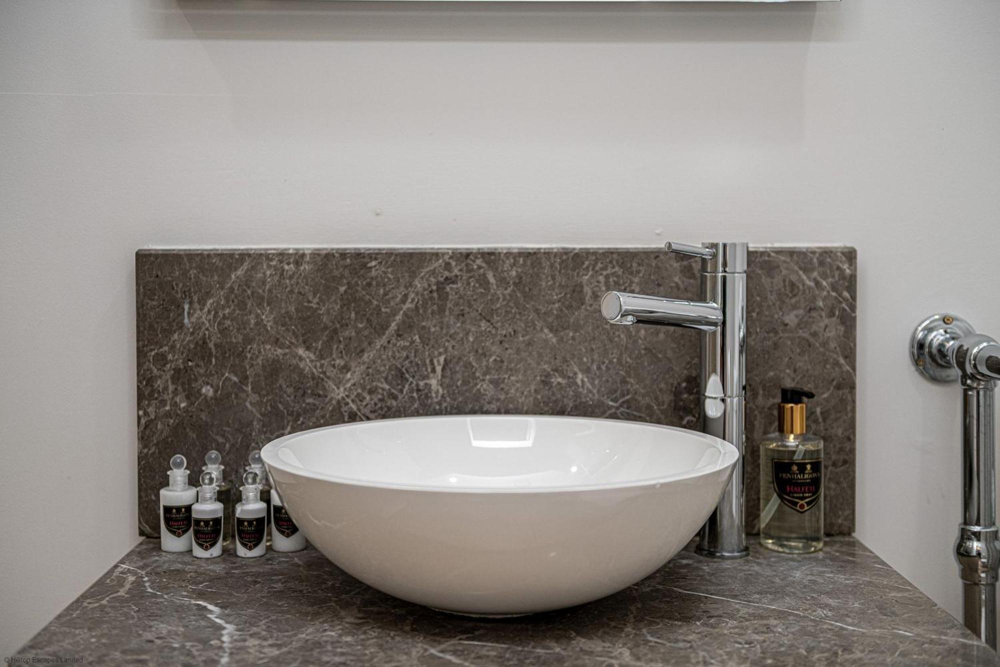 Holiday home No22, - Stylish & Cosy Period Apartment, With Hot Tub & Private Parking