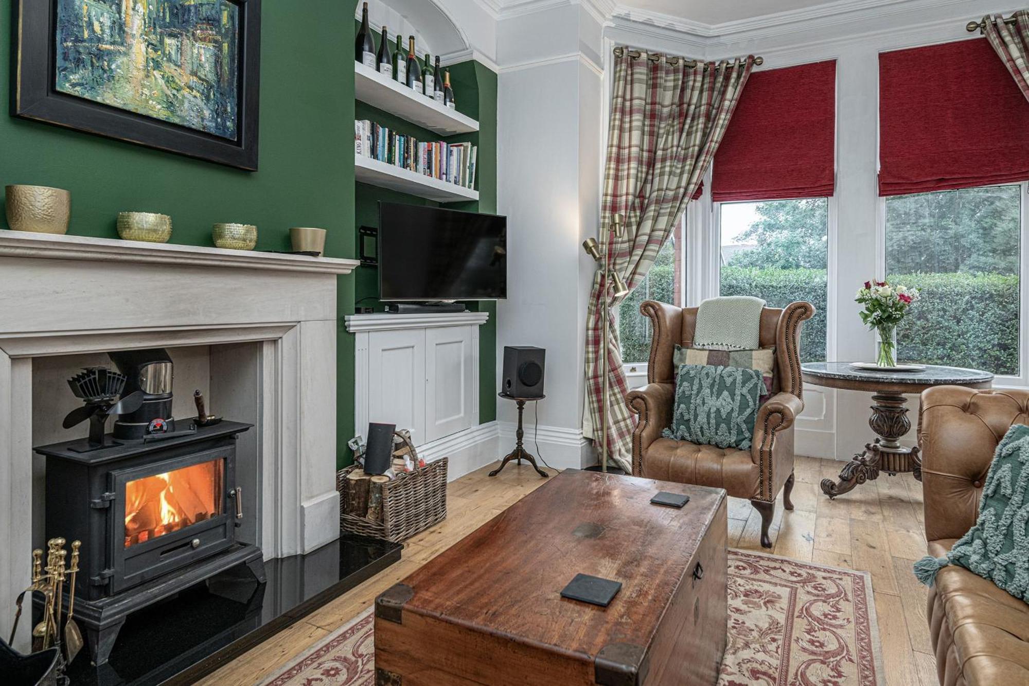 No22, - Stylish & Cosy Period Apartment, With Hot Tub & Private Parking Holiday home Llandudno