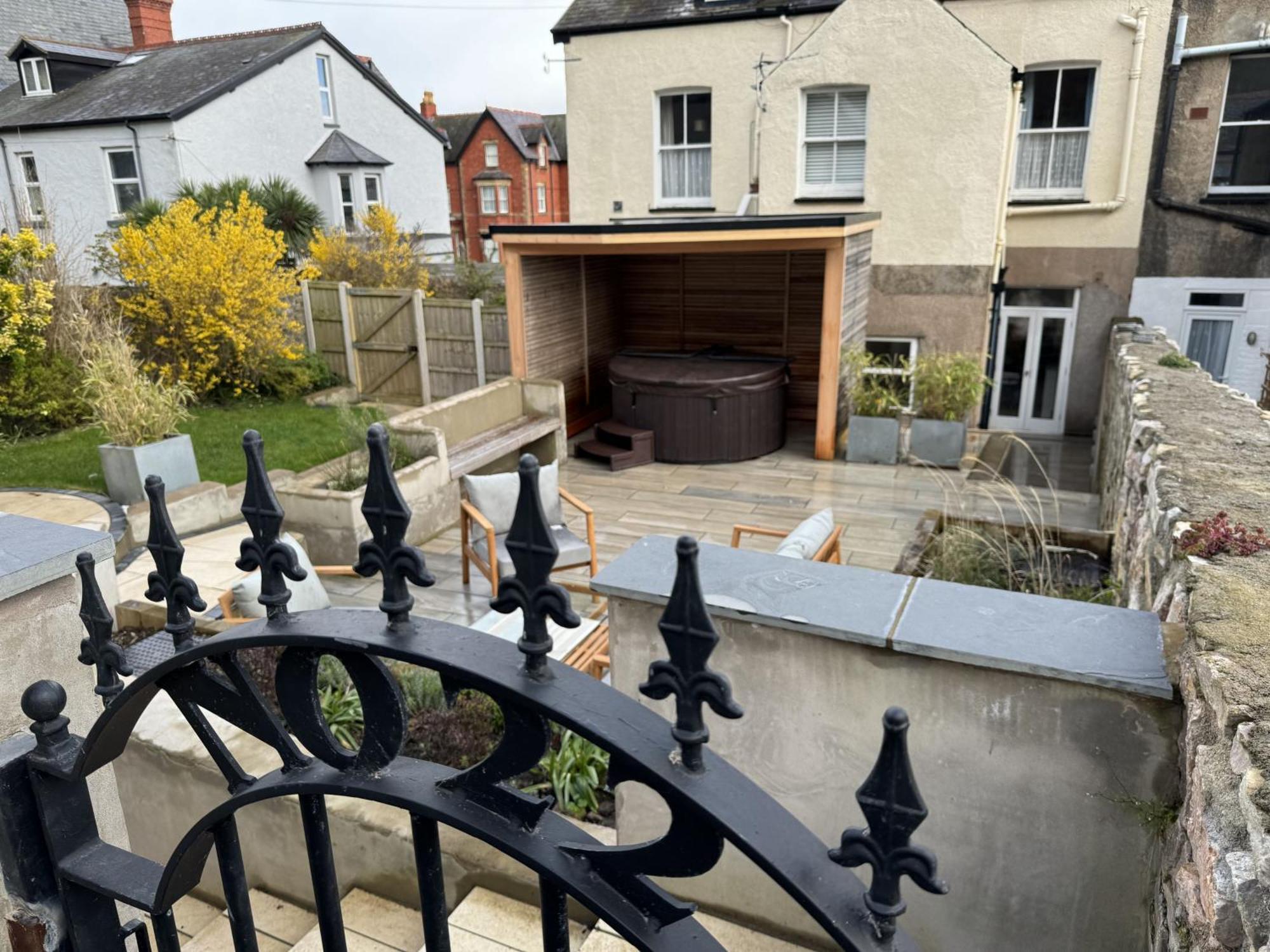 No22, - Stylish & Cosy Period Apartment, With Hot Tub & Private Parking Holiday home