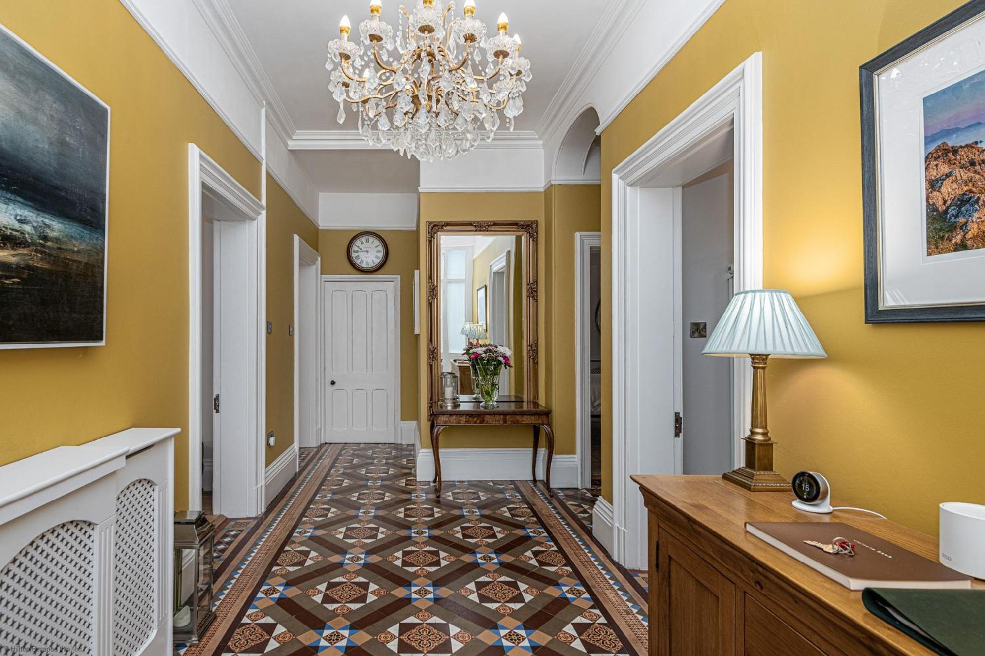No22, - Stylish & Cosy Period Apartment, With Hot Tub & Private Parking * Llandudno