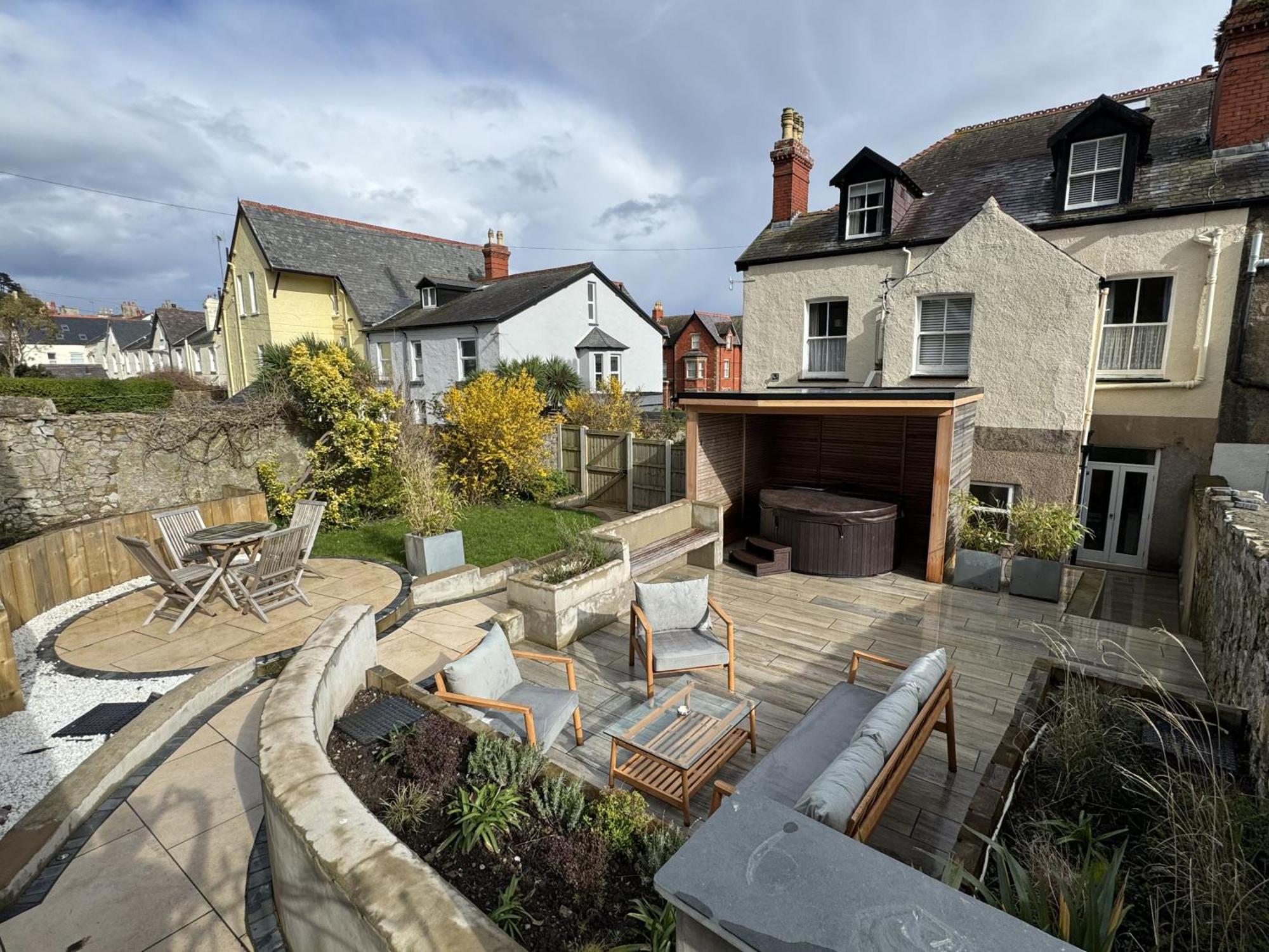 No22, - Stylish & Cosy Period Apartment, With Hot Tub & Private Parking Holiday home Llandudno