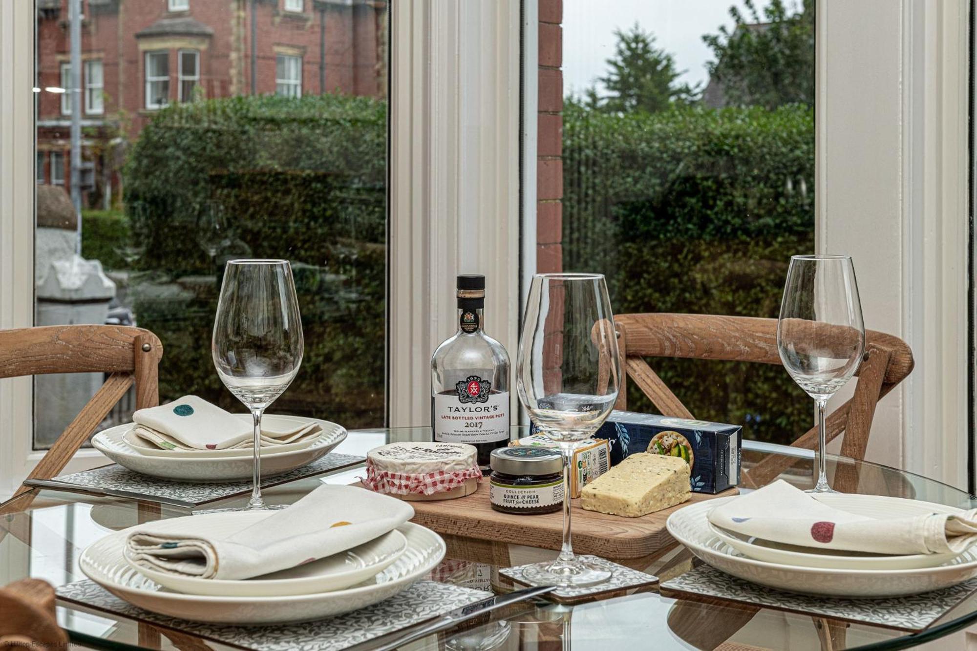 No22, - Stylish & Cosy Period Apartment, With Hot Tub & Private Parking Holiday home