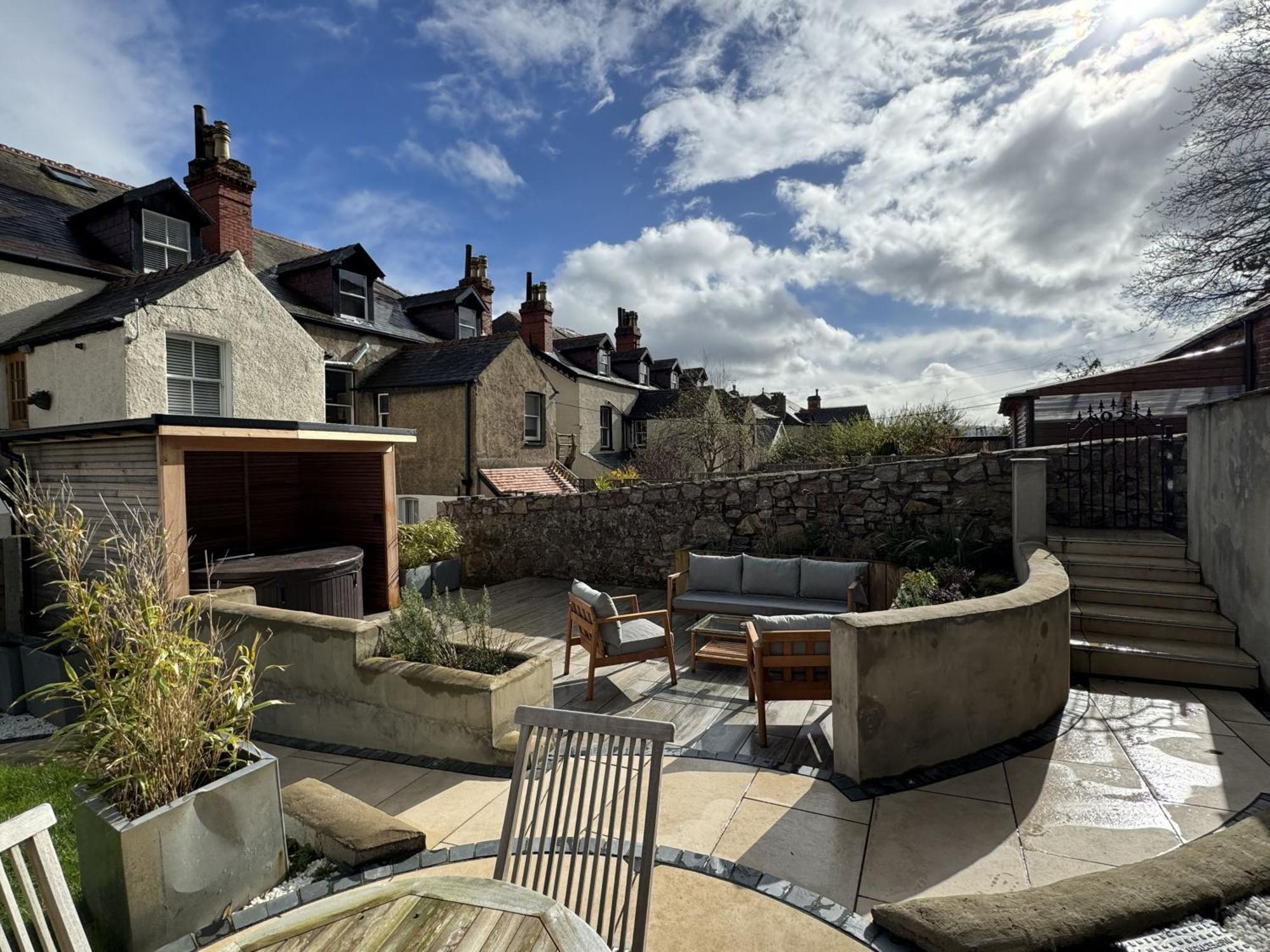 Holiday home No22, - Stylish & Cosy Period Apartment, With Hot Tub & Private Parking Llandudno