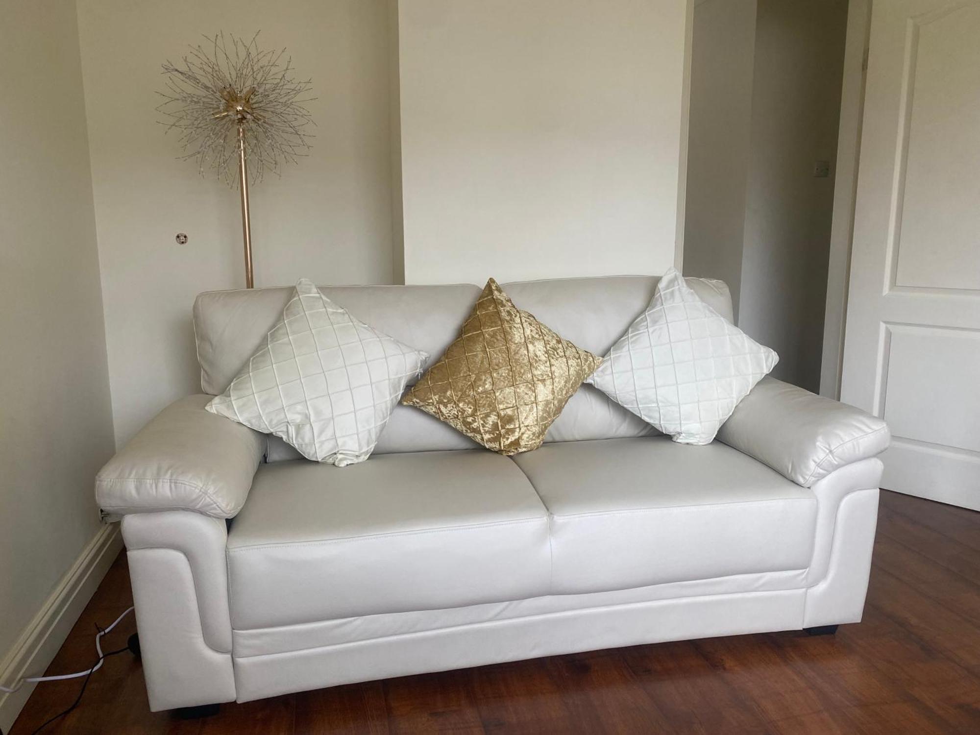 Spacious 3 Bed House In Penrhyn Bay *