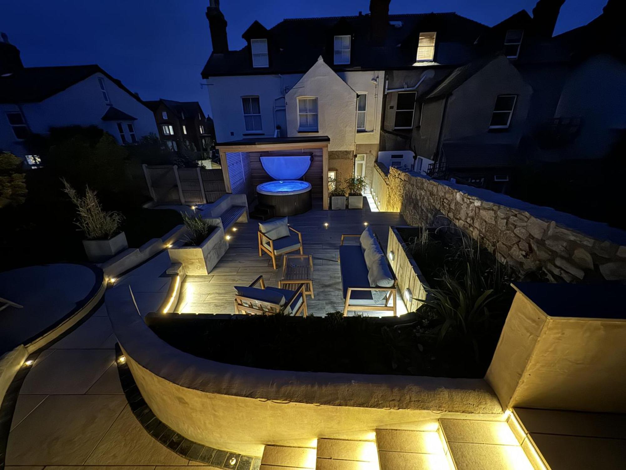 No22, - Stylish & Cosy Period Apartment, With Hot Tub & Private Parking