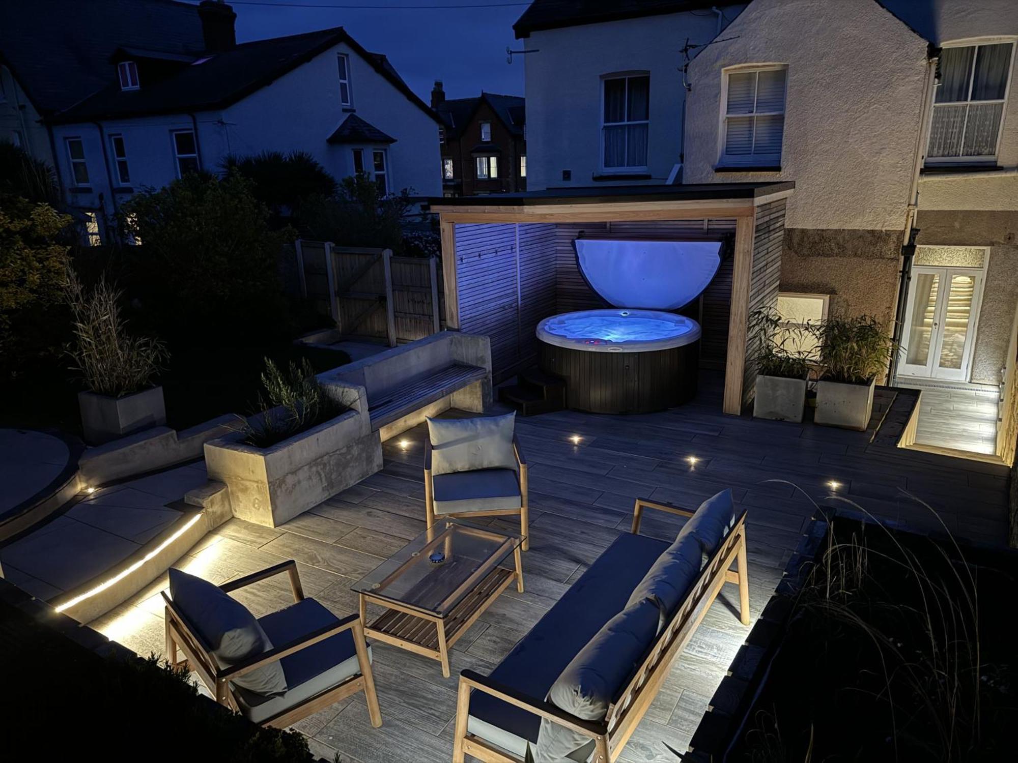 No22, - Stylish & Cosy Period Apartment, With Hot Tub & Private Parking