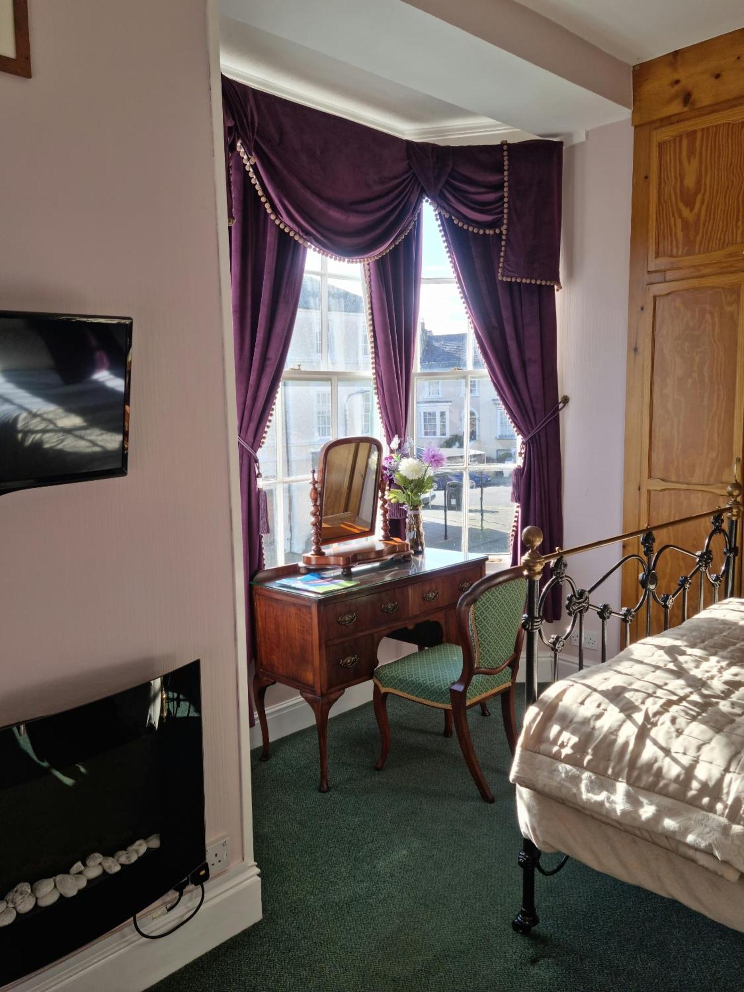 Mostyn House 3*