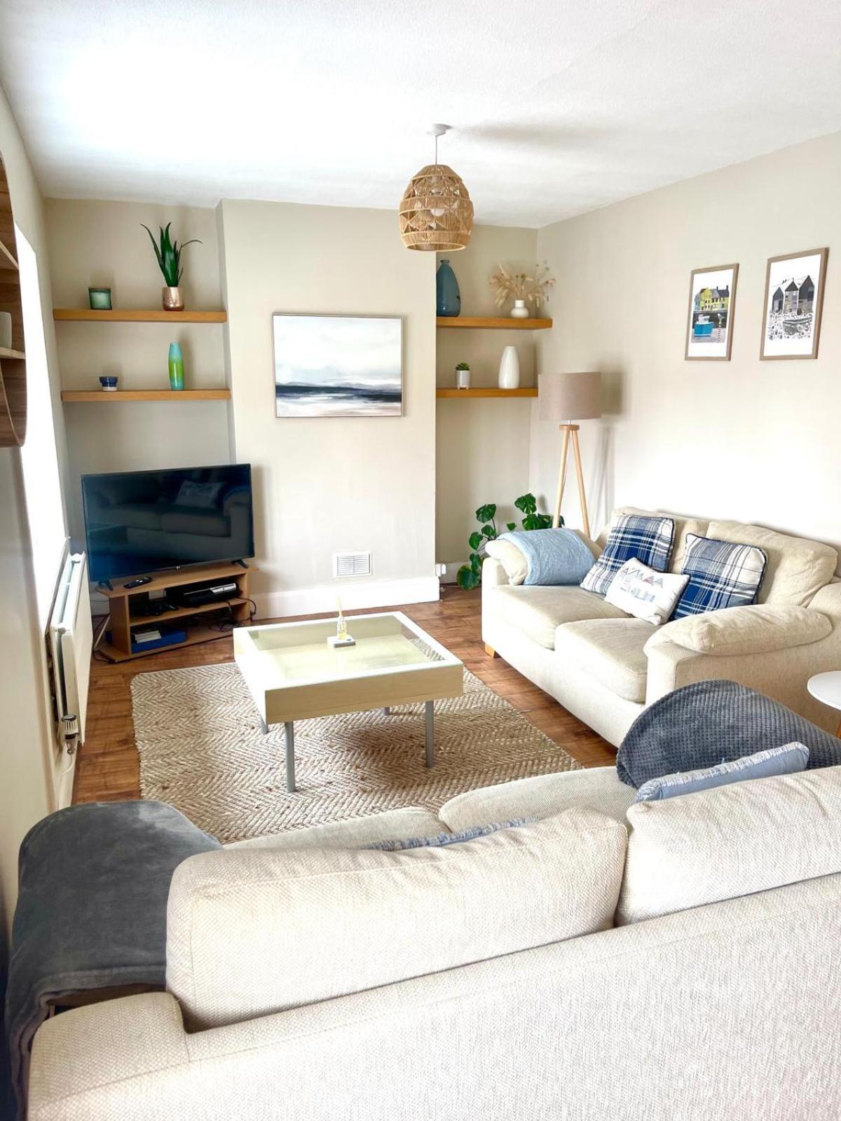 Lovely Big 3 Bedroom Maisonette Close To The Apartment *