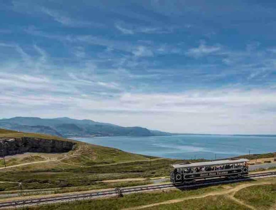 Orme Villa, Hot Tub, Llandudno, Stunning Views , Sleeps 12 *