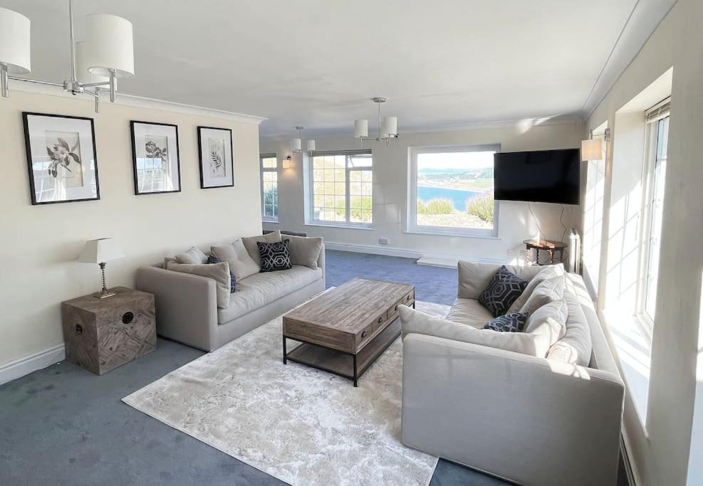 Orme Villa, Hot Tub, Llandudno, Stunning Views , Sleeps 12