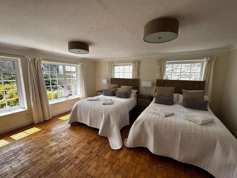Orme Villa, Hot Tub, Llandudno, Stunning Views , Sleeps 12 Llandudno
