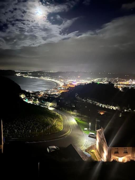 Orme Villa, Hot Tub, Llandudno, Stunning Views , Sleeps 12