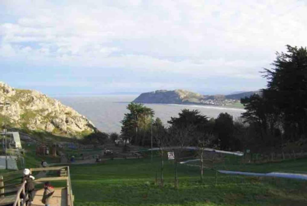 Orme Villa, Hot Tub, Llandudno, Stunning Views , Sleeps 12