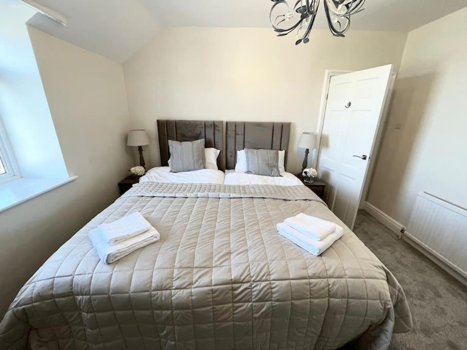 Holiday home Orme Villa, Hot Tub, Llandudno, Stunning Views , Sleeps 12 *