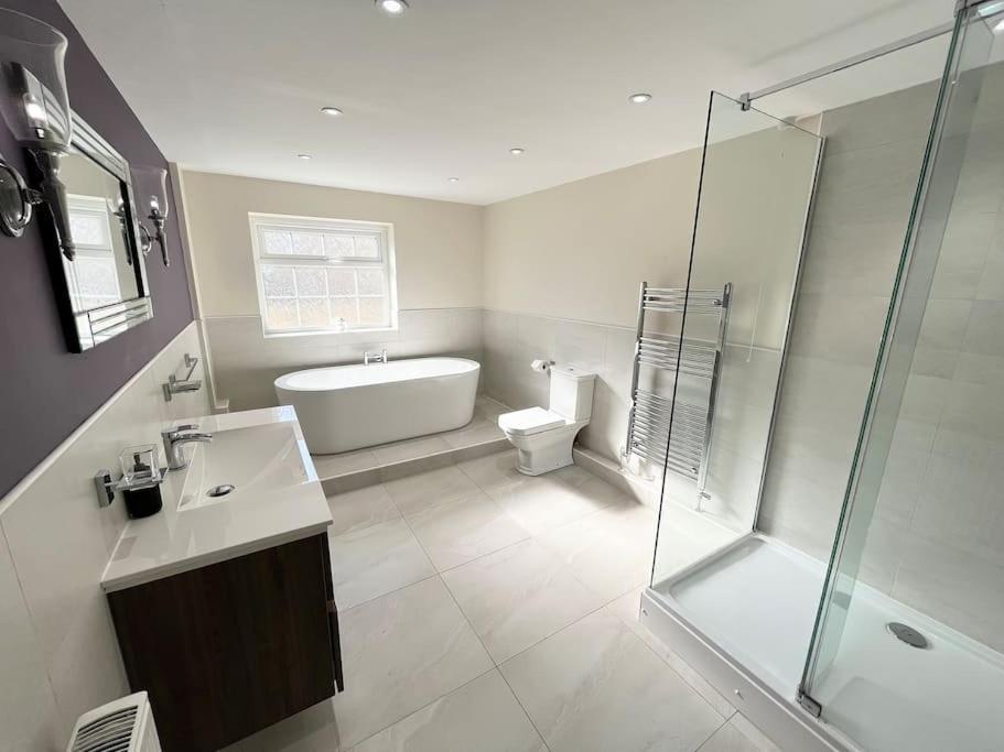 Orme Villa, Hot Tub, Llandudno, Stunning Views , Sleeps 12 *