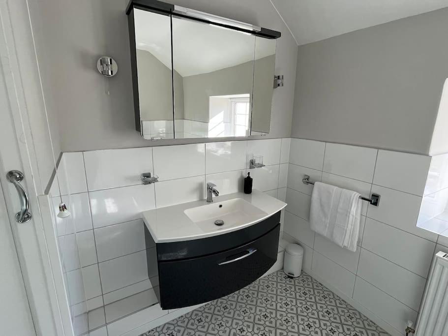 Orme Villa, Hot Tub, Llandudno, Stunning Views , Sleeps 12