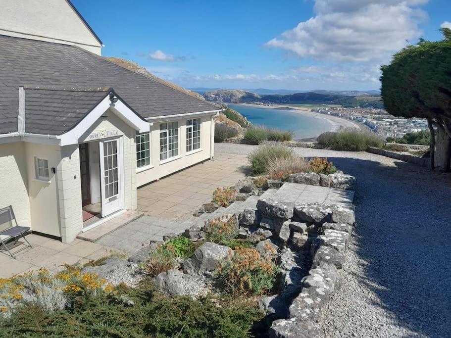 Orme Villa, Hot Tub, Llandudno, Stunning Views , Sleeps 12 * Llandudno