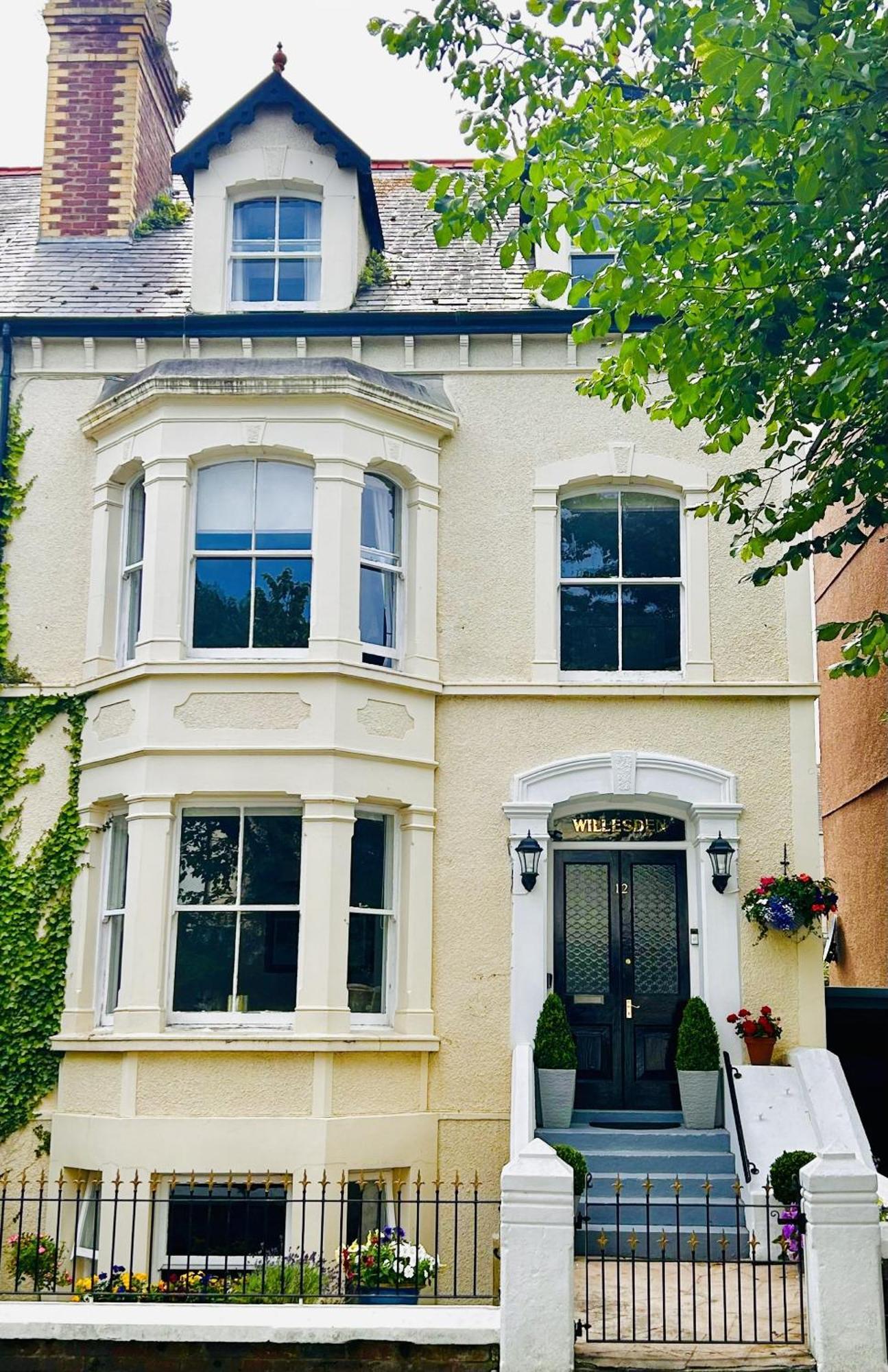 Willesden, 2, A Beautifully Furnished And Spacious Located In The Heart Of *