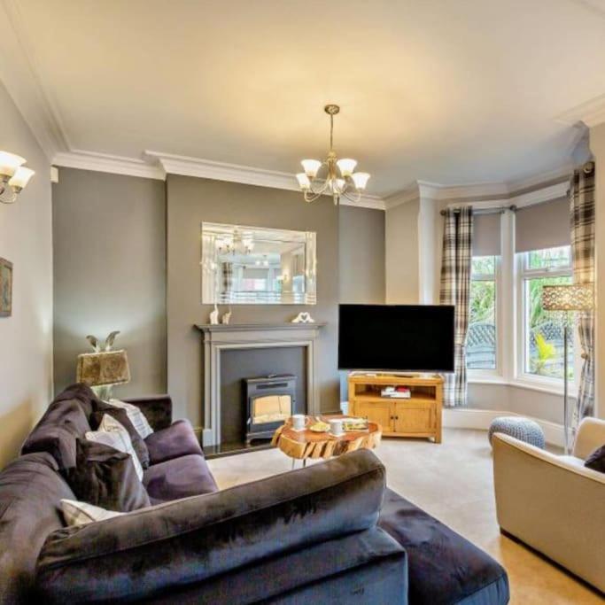 Ty Llwyd - Luxury Holiday Home Sleeping 8, Hot Tub Available Holiday home *