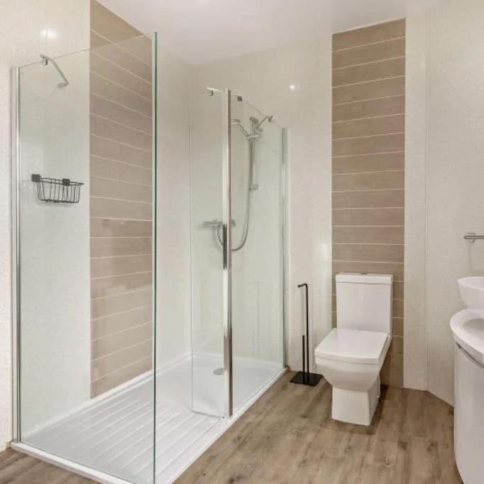 Ty Llwyd - Luxury Holiday Home Sleeping 8, Hot Tub Available Holiday home *