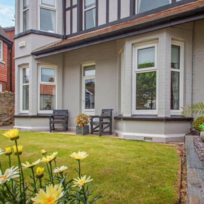 Ty Llwyd - Luxury Holiday Home Sleeping 8, Hot Tub Available Llandudno