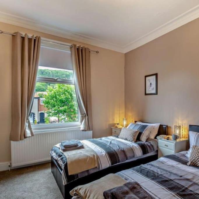 Ty Llwyd - Luxury Holiday Home Sleeping 8, Hot Tub Available Holiday home *