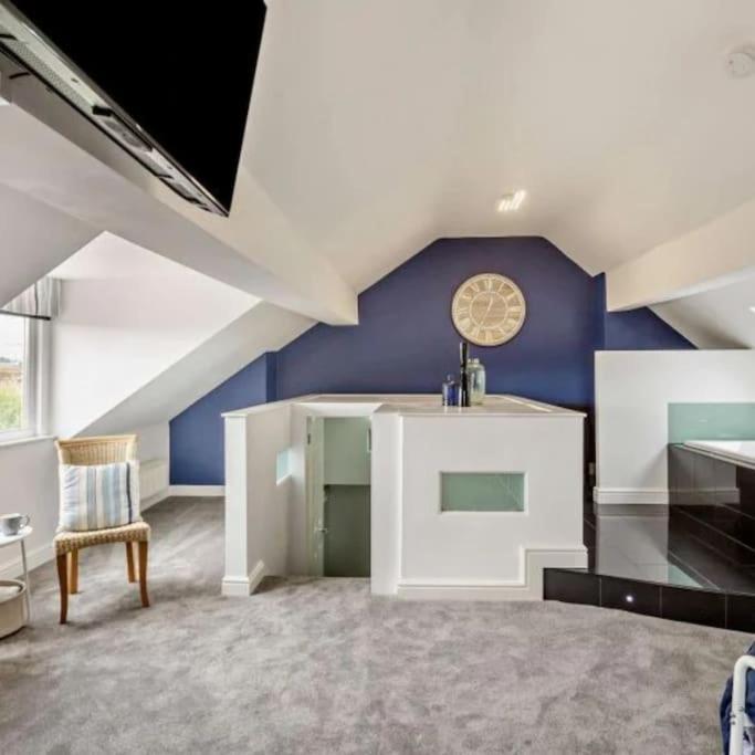 Ty Llwyd - Luxury Holiday Home Sleeping 8, Hot Tub Available Llandudno