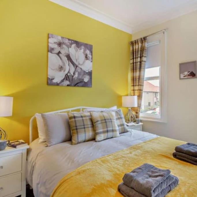Ty Llwyd - Luxury Holiday Home Sleeping 8, Hot Tub Available * Llandudno